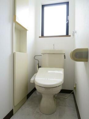 温水洗浄便座付きトイレ。窓や収納もあります