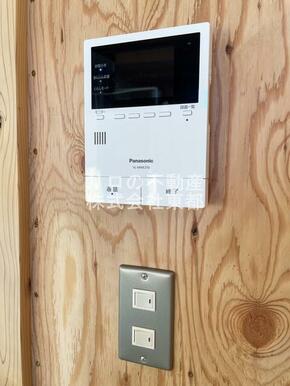 来訪者の姿を確認できるTVモニター付インターホン設置済です！