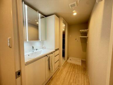 洗濯機置場の上部には収納棚もあります♪