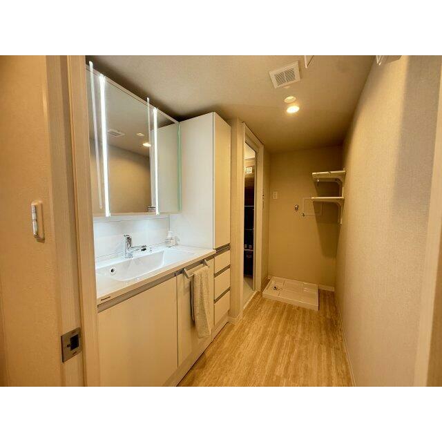 洗濯機置場の上部には収納棚もあります♪