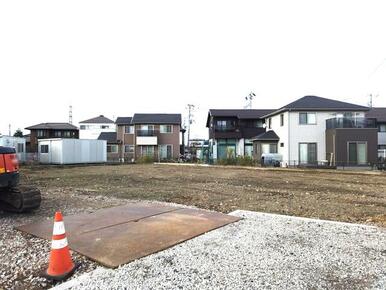 前面道路（工事中）建売住宅（工事中）建築中を見学できるから安心。見学を希望の際はご予約ください。