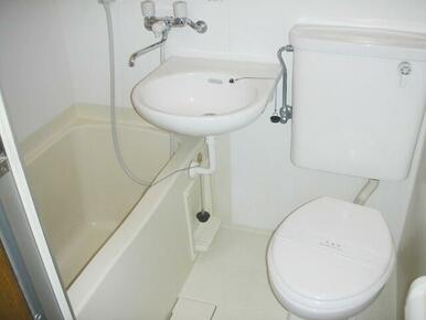 白基調の清潔感溢れるバストイレ