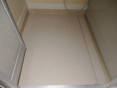 浴室床にはバスナフローレ設置で水はけ良く滑りにくい！