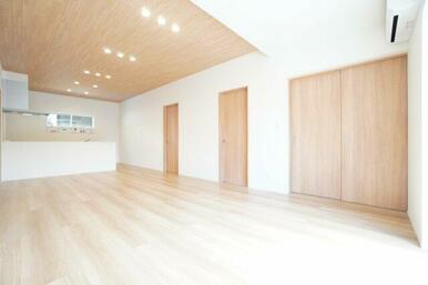 平屋ならではの魅力は広々としたリビング。本物件はなんとリビングが20帖。※類似物件の参考画像です。