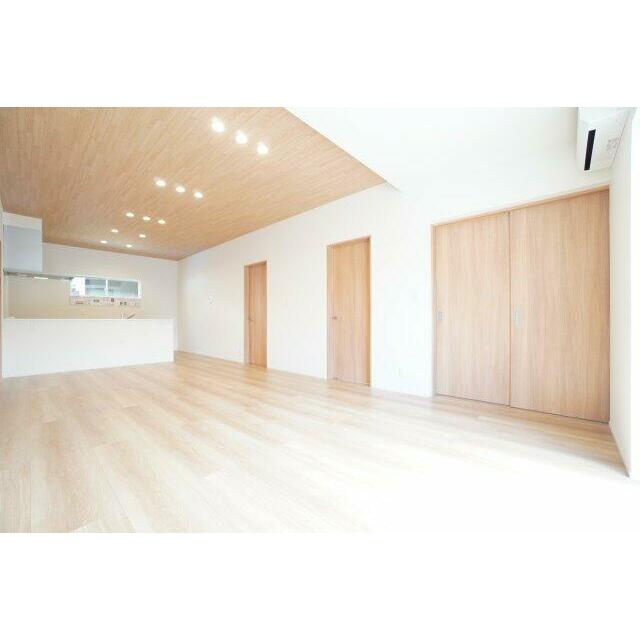 平屋ならではの魅力は広々としたリビング。本物件はなんとリビングが20帖。※類似物件の参考画像です。
