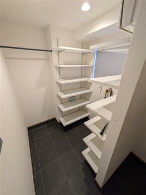 玄関横にはシューズクロークがございます。