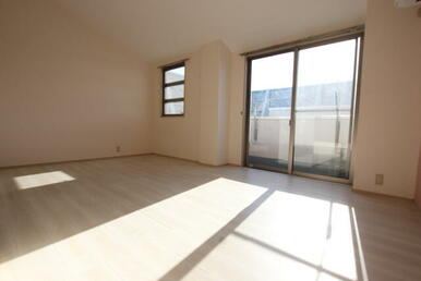 日差しが入り明るいお部屋♪