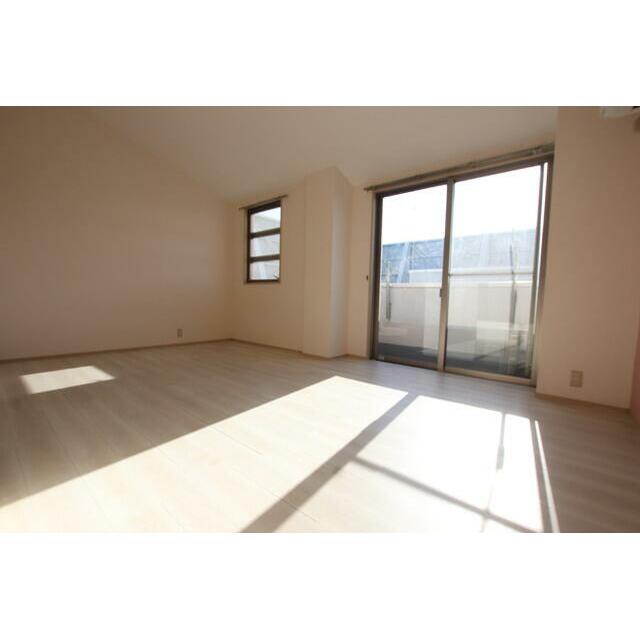 日差しが入り明るいお部屋♪