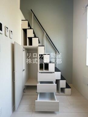 奥行のある収納付です！増えがちな荷物をもスッキリ収納できます☆