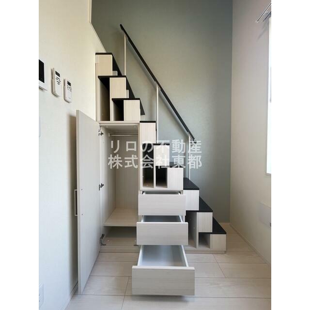 奥行のある収納付です！増えがちな荷物をもスッキリ収納できます☆