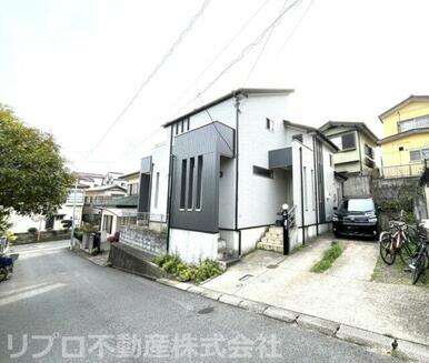 車２台、バイク、自転車が置けます。車種により車３台も可能です