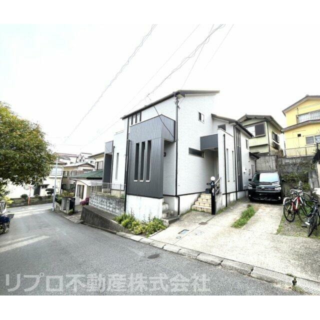 車２台、バイク、自転車が置けます。車種により車３台も可能です