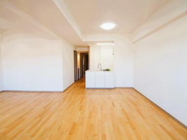 対面式で開放的なキッチン。天井高も2630と高いダイニングはより広がりを感じれる空間となります