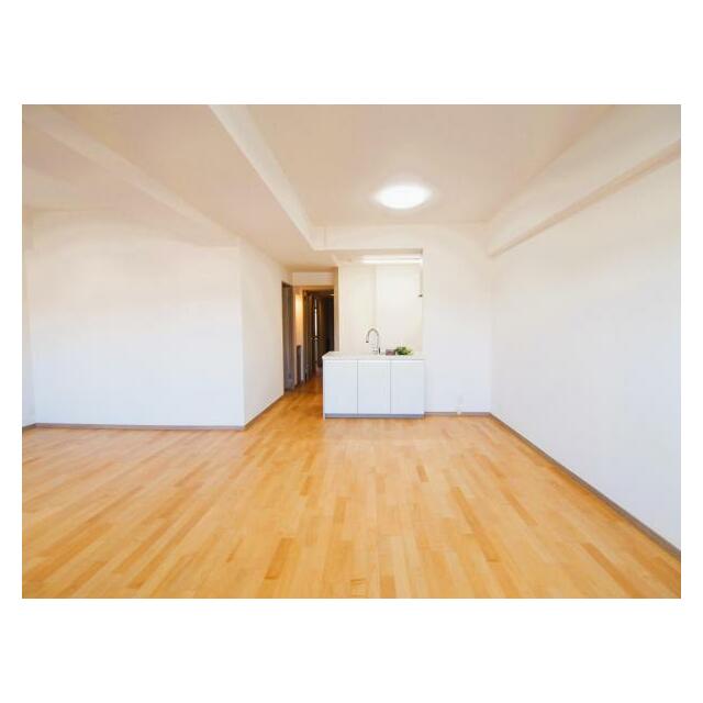 対面式で開放的なキッチン。天井高も2630と高いダイニングはより広がりを感じれる空間となります