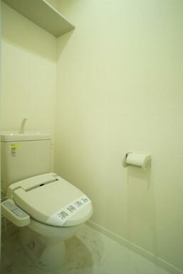 【トイレ】温水暖房洗浄便座仕様。トイレの上部には棚が設置されています。