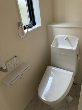 年配者や障害のある人でも自分でトイレができる手すり付き（1号棟）