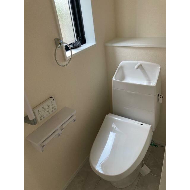 年配者や障害のある人でも自分でトイレができる手すり付き（1号棟）