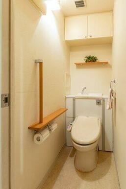 【撮影8月2日】 トイレには奥に収納部分がついており便利、手すりもついています！