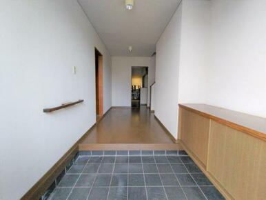 広々した玄関ホールです。玄関からリビングや水廻り等が見えず、和室にもリビングを通らずに直接入れます。