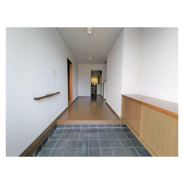 広々した玄関ホールです。玄関からリビングや水廻り等が見えず、和室にもリビングを通らずに直接入れます。