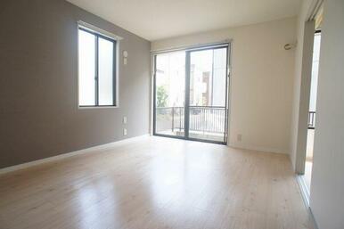 ６．５帖洋室♪南向きのお部屋で明るい光が射し込みます♪