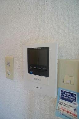 来客者を確認できるモニターフォンで安心☆