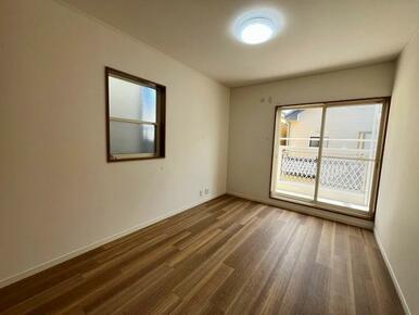 「2階南東洋室」2面採光の明るいお部屋です。