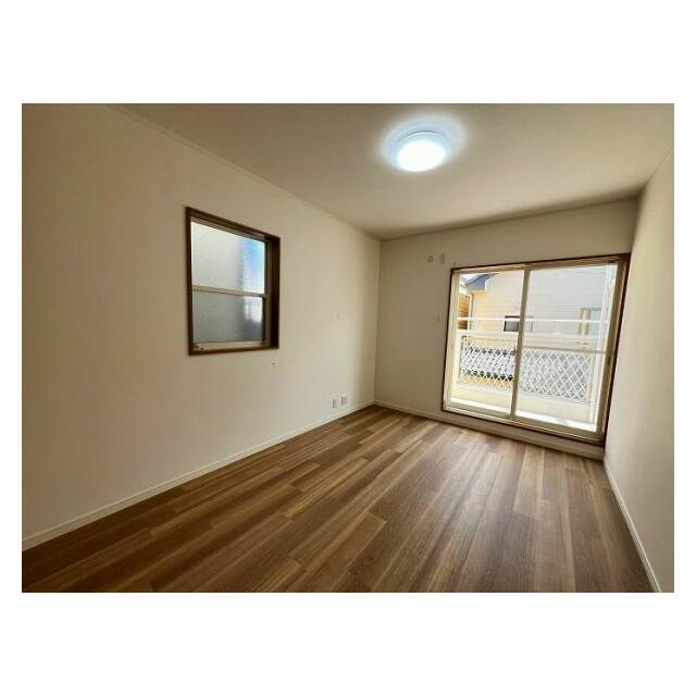 「2階南東洋室」2面採光の明るいお部屋です。