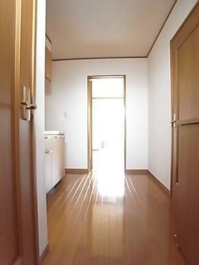 玄関からキッチンへ。他号室参考写真