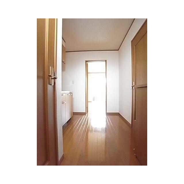 玄関からキッチンへ。他号室参考写真