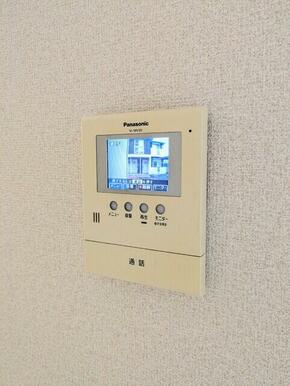 TVモニタ付ドアホン※クリーニング前の室内参考写真です。