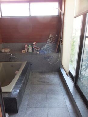 浴室には窓があり、中庭を見ながら入浴もできます