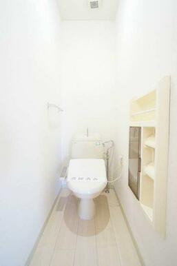 【トイレ】暖房洗浄便座付きのトイレです。ペーパーホルダーにも小物入れがついています。