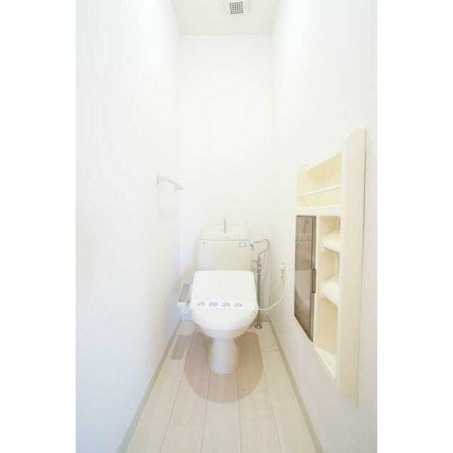 【トイレ】暖房洗浄便座付きのトイレです。ペーパーホルダーにも小物入れがついています。