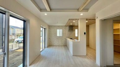 折上天井＋キッチンにはポップアップ天井を採用！デザイン性を向上しております！