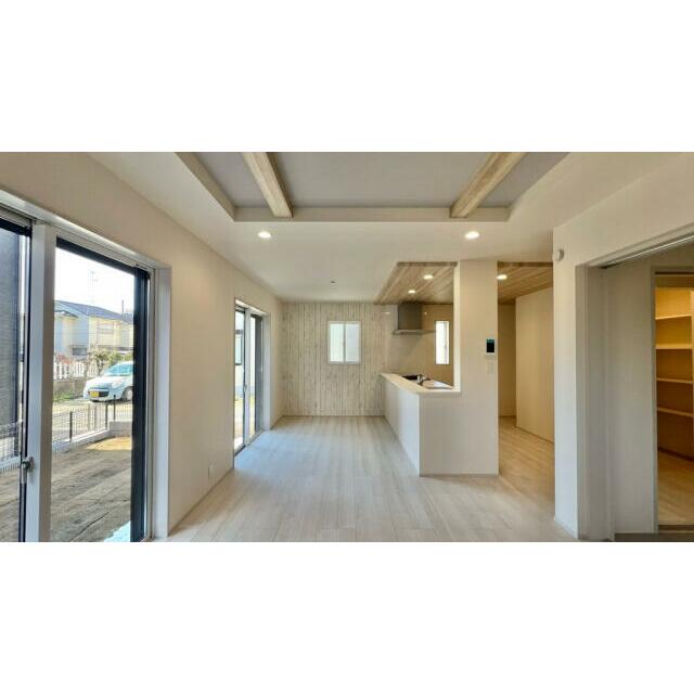 折上天井＋キッチンにはポップアップ天井を採用！デザイン性を向上しております！