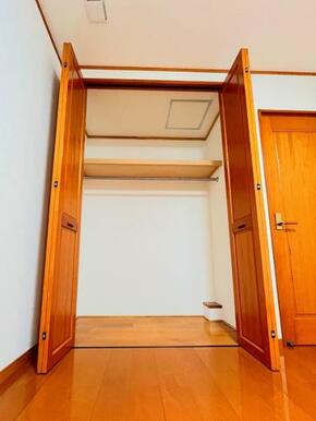 「2階南西側洋室＿約6帖」空間を活かした収納付きです。