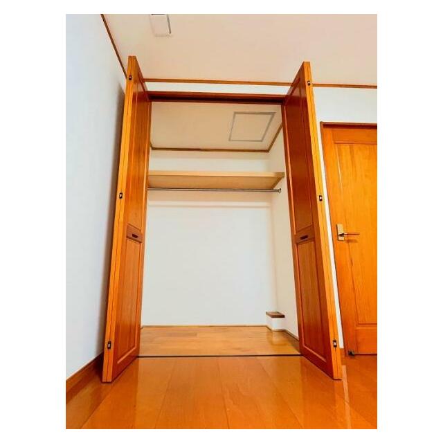 「2階南西側洋室＿約6帖」空間を活かした収納付きです。
