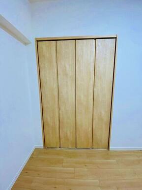 「中洋室」クローゼット閉