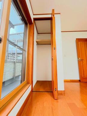 「2階南東側洋室＿約5.3帖」空間を活かした収納付きです。