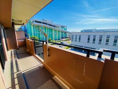 「LDK側バルコニー」広々洗濯物を干すことができます。