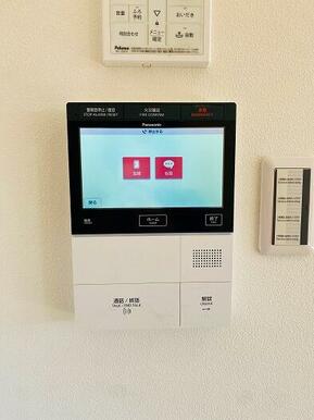 「インターホンモニター外の様子を確認しながら通話が可能です。