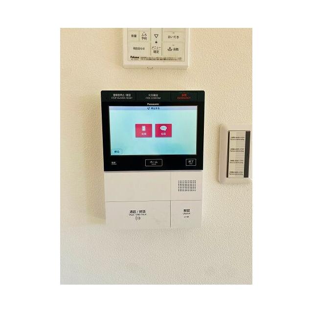 「インターホンモニター外の様子を確認しながら通話が可能です。