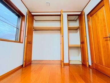 「2階北東側洋室＿約5帖」空間を活かした収納付きです。