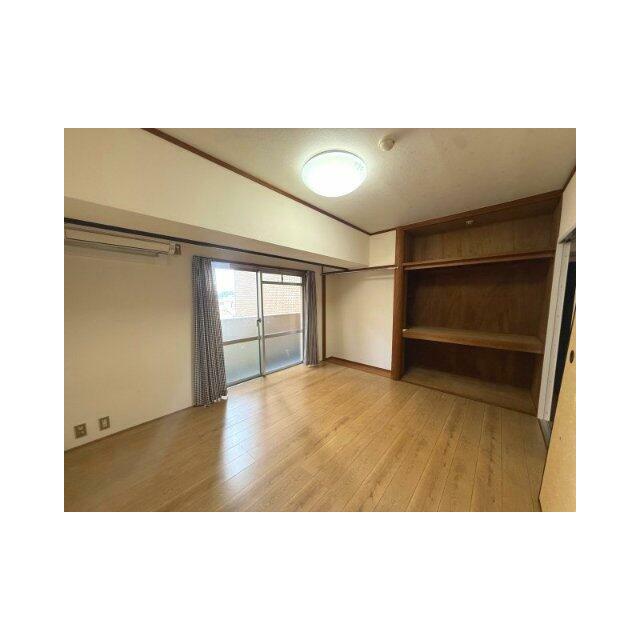 収納スペースも広く、使い勝手のいい洋室です♪