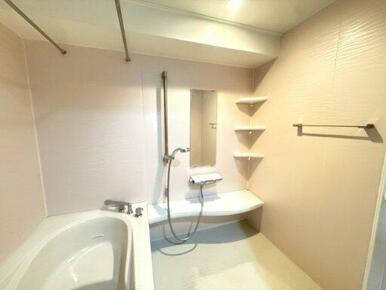 ベンチ型のカウンターや棚があってとても便利(^^)