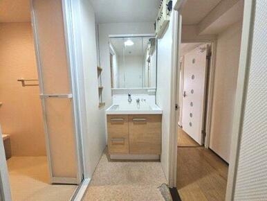 洗面台の横にはとても便利な棚があります♪