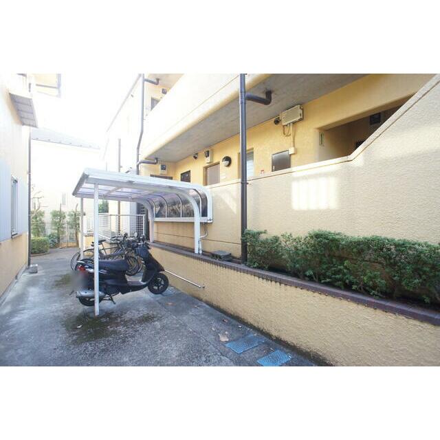 自転車置き場は敷地内に設備、お出かけの際にも便利です。