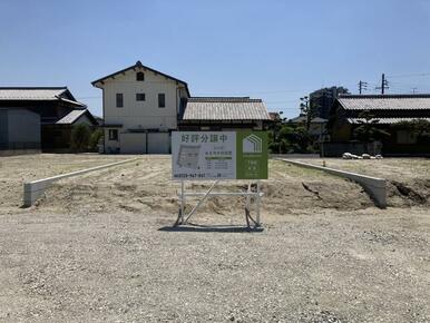 駅徒歩８分、スーパーや小学校も１０分圏内と生活・通勤に大変便利な立地です。