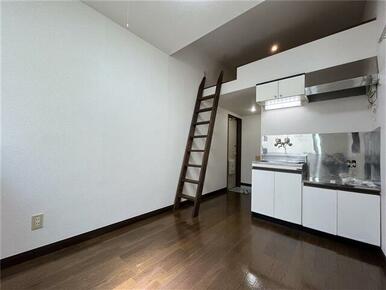 洋室（ロフト付き、角部屋）